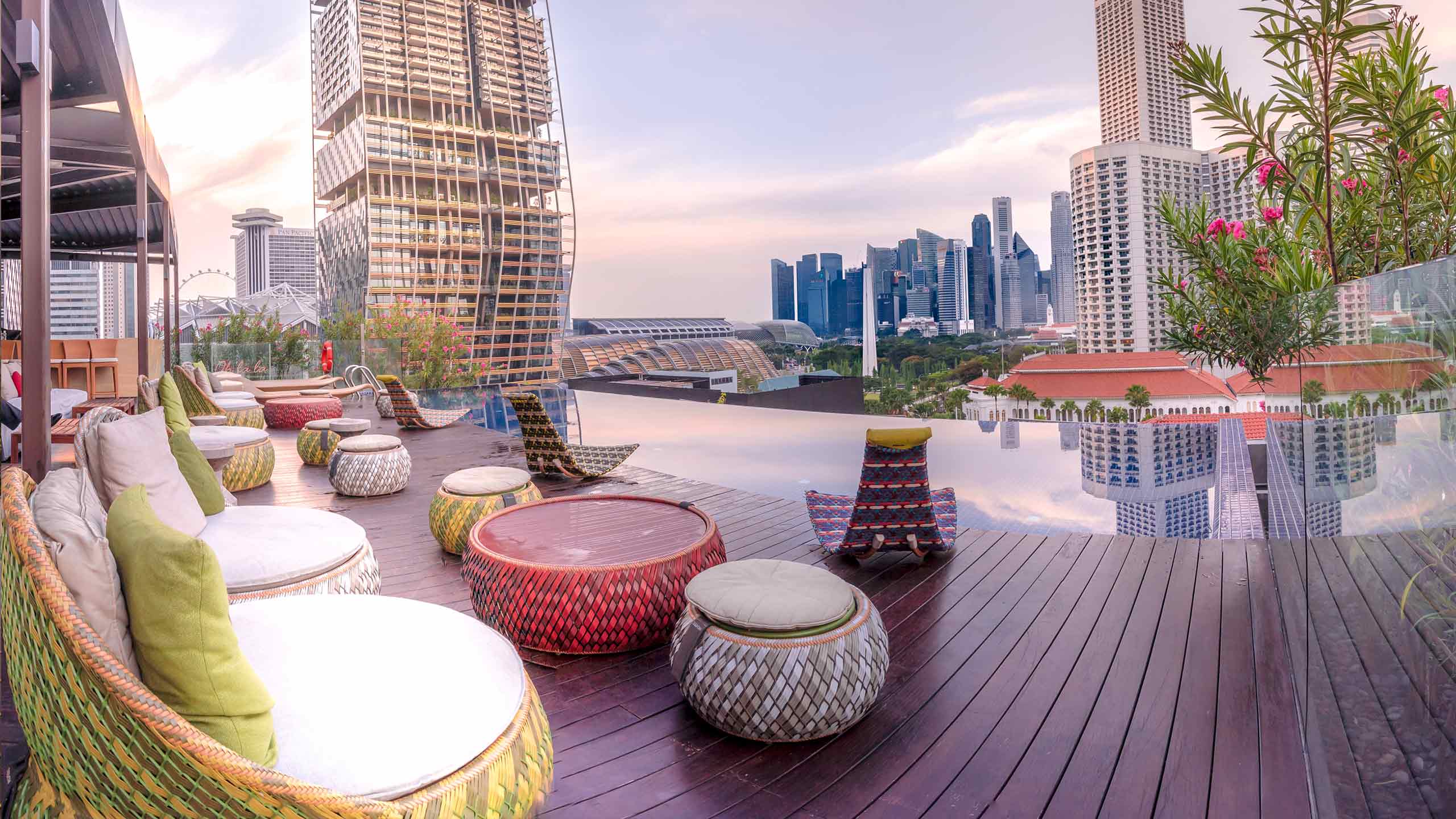 naumi-hotel-singapore-infinity-pool-lounge-chairs