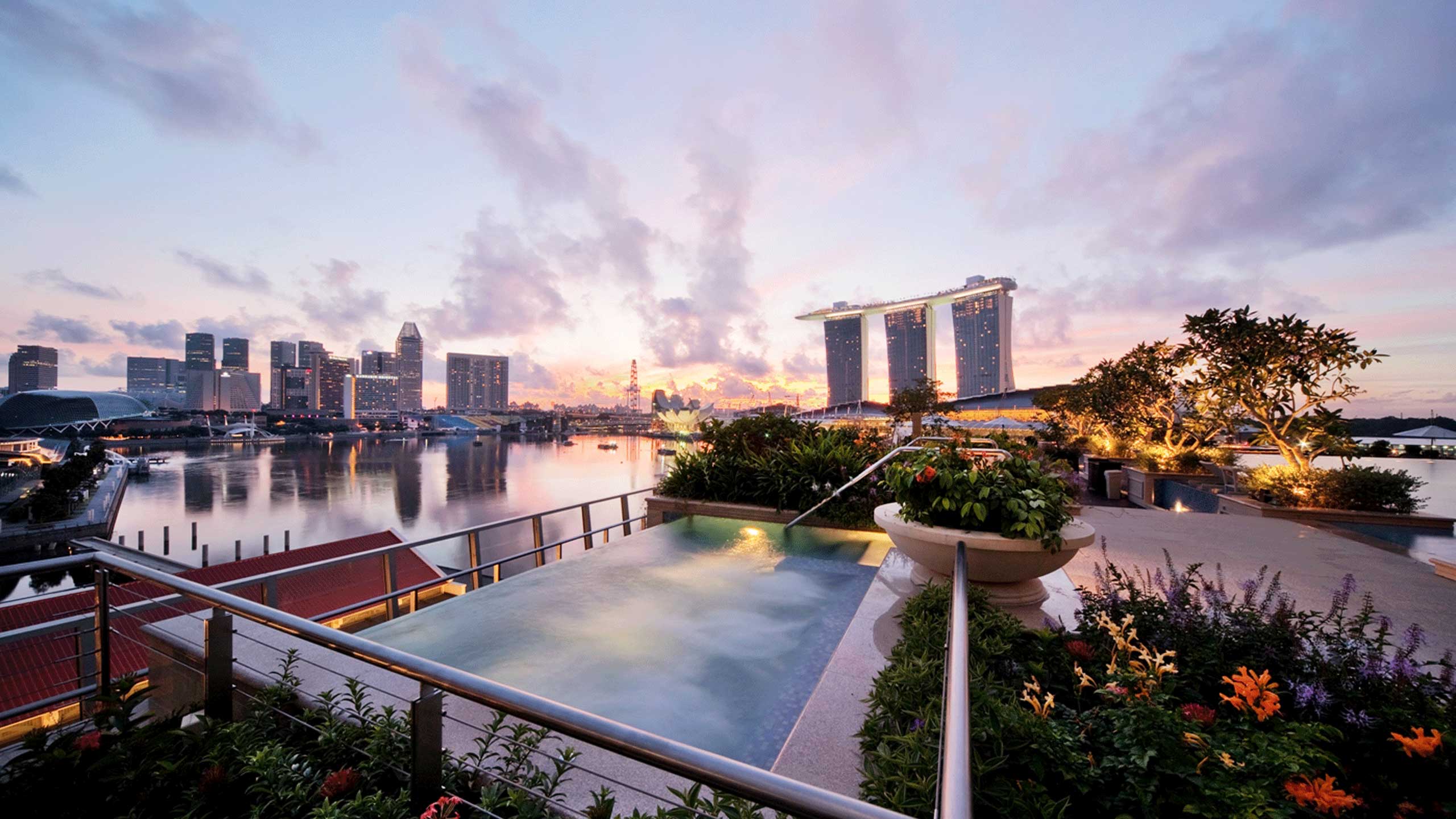 the-fullerton-bay-hotel-singapore-rooftop-jacuzzi