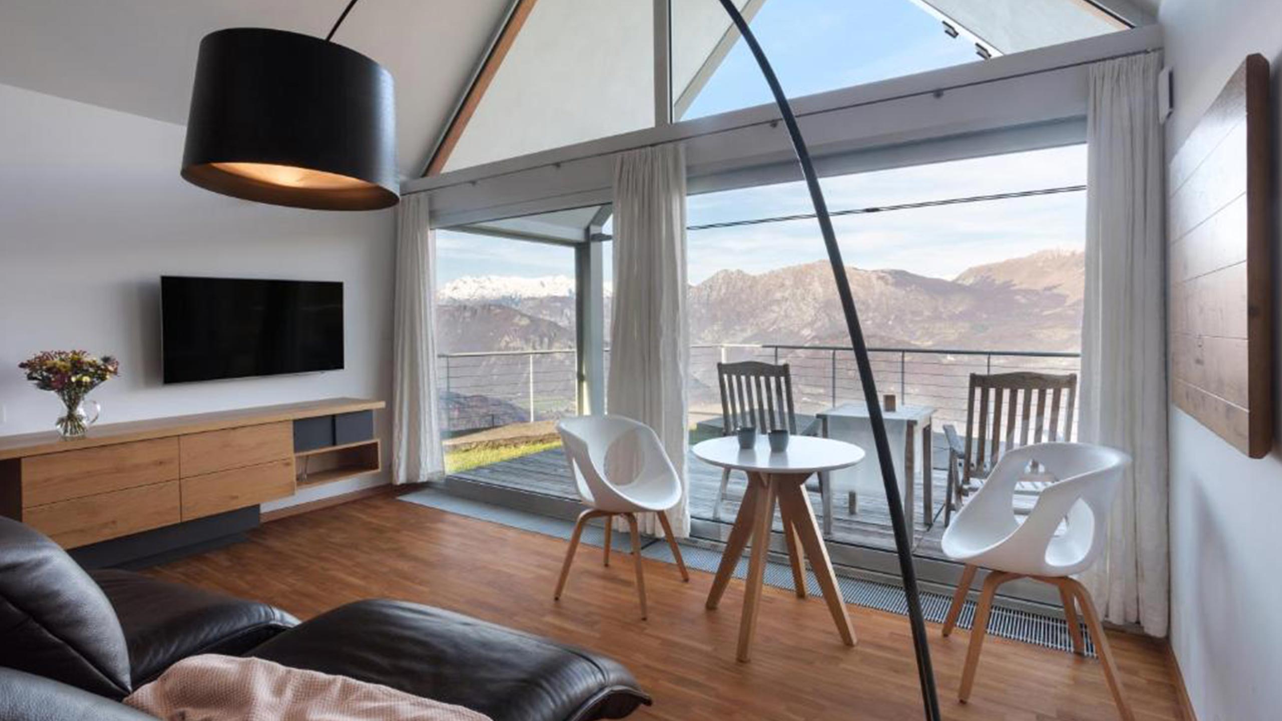 living-space-1-nebesa-chalets-livek-slovenia