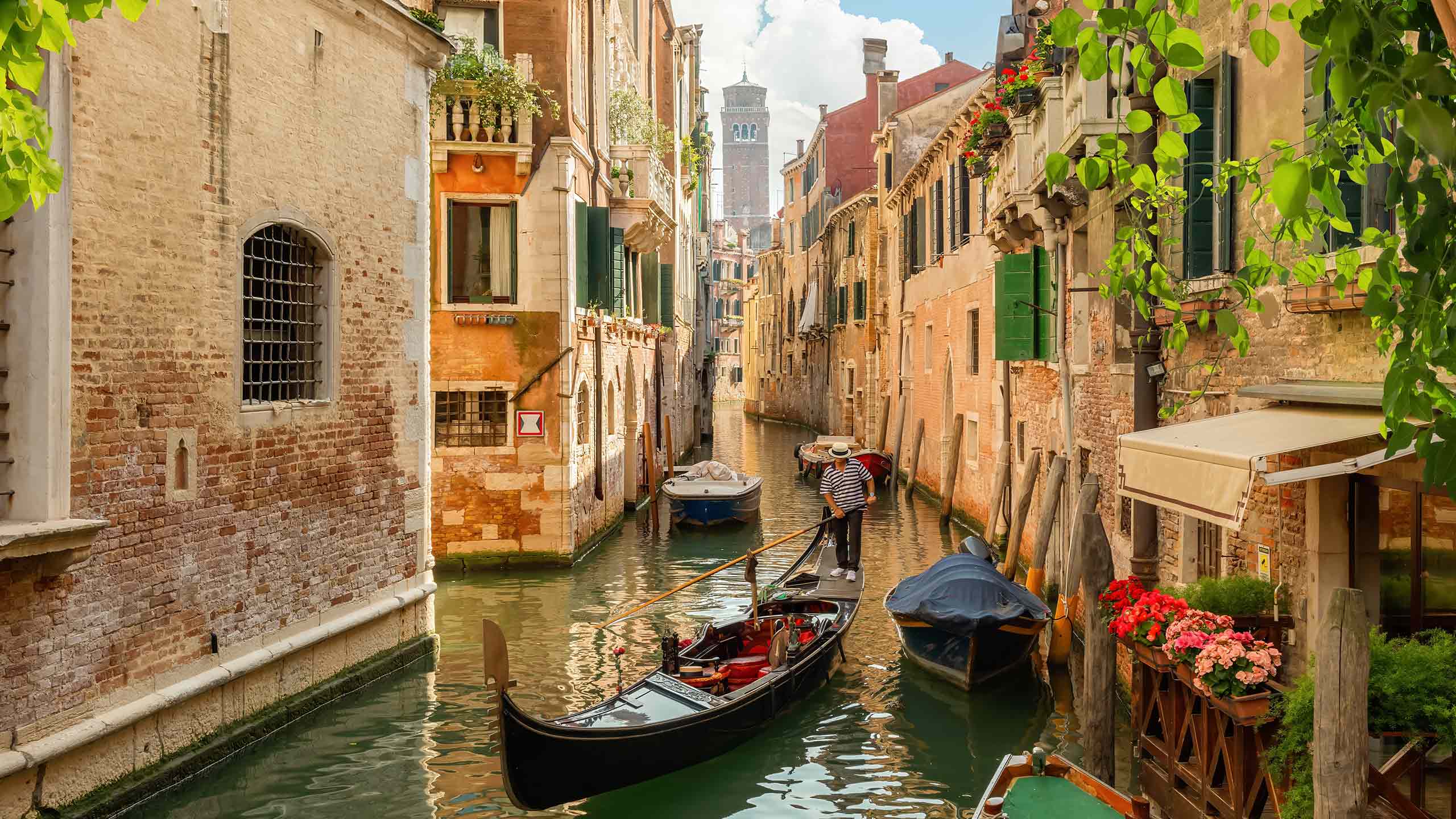 calm-evening-in-warm-summer-venice-italy