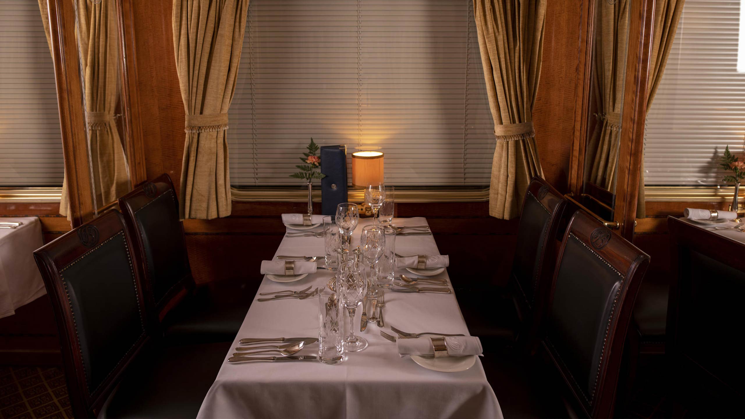 the-blue-train-south-africa-the-dining-car-4-seater-table-setting