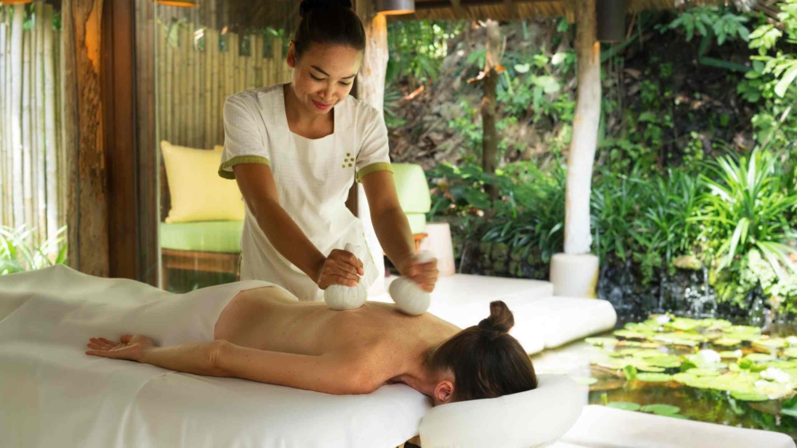 six-senses-yao-noi-phuket-thailand-herbal-spa-massage-therapist