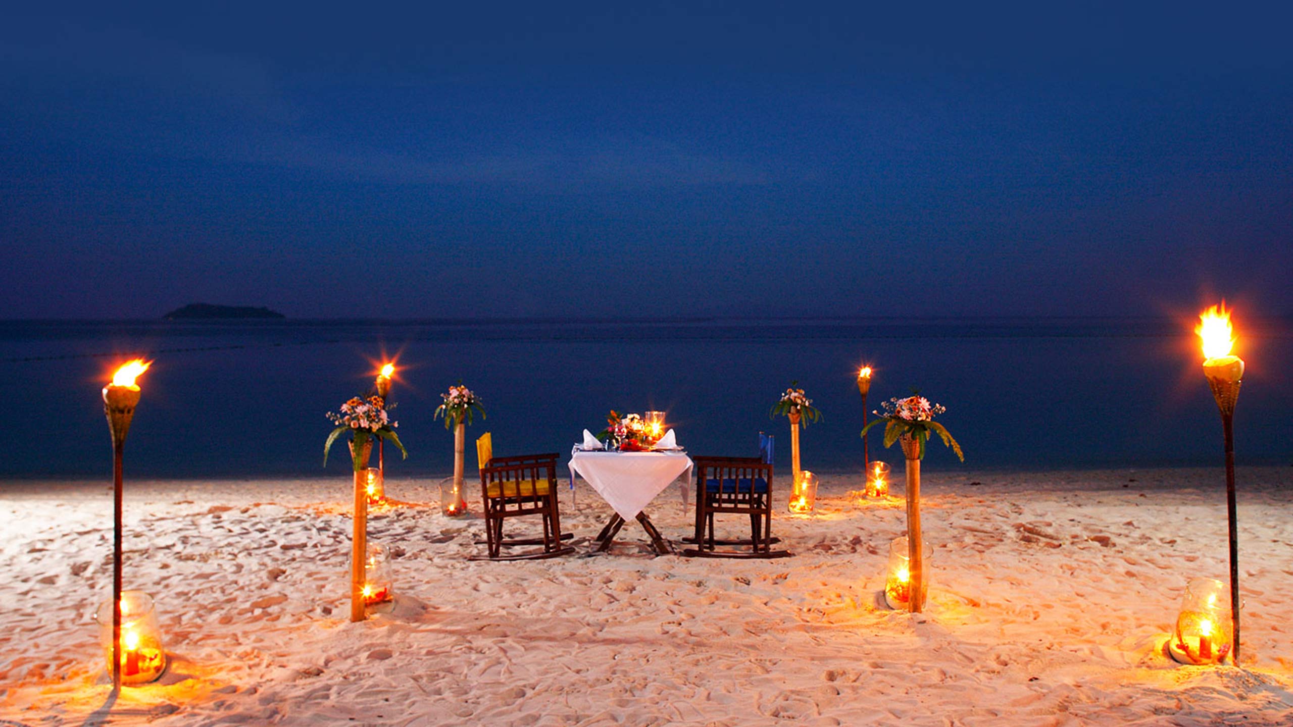 zeeavola-resort-krabi-thailand-outdoor-dining