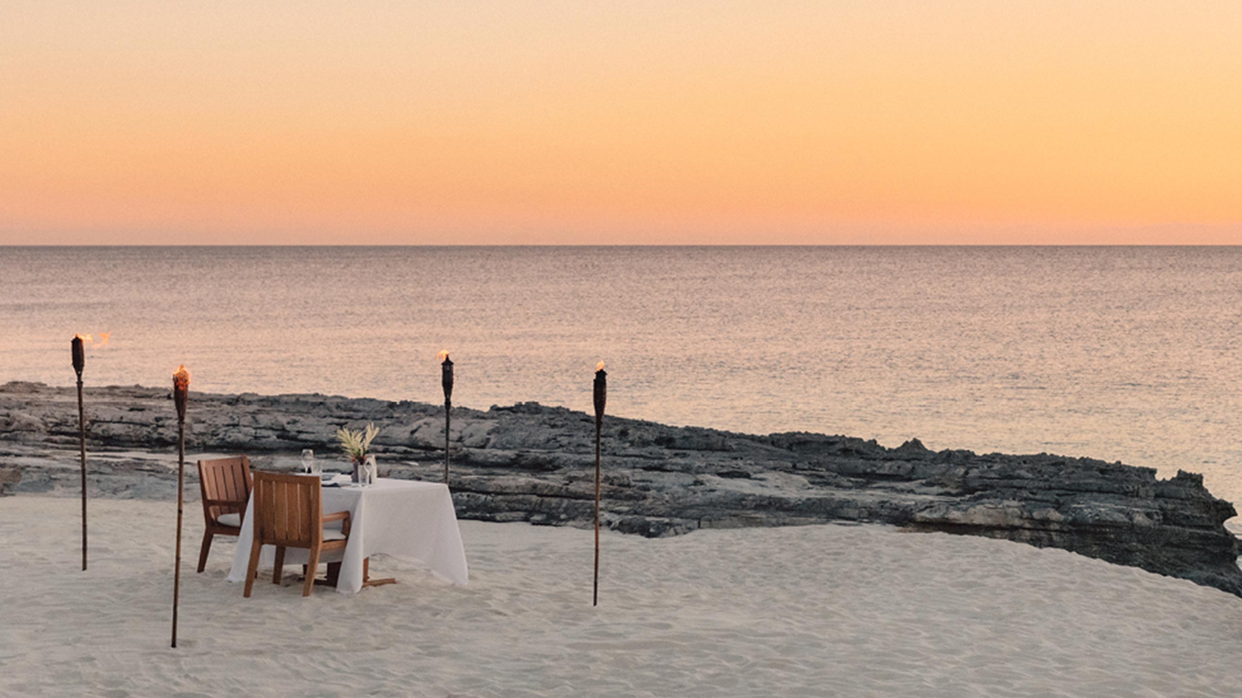 amanyara-turks-and-caicos-dining-in-the-beach