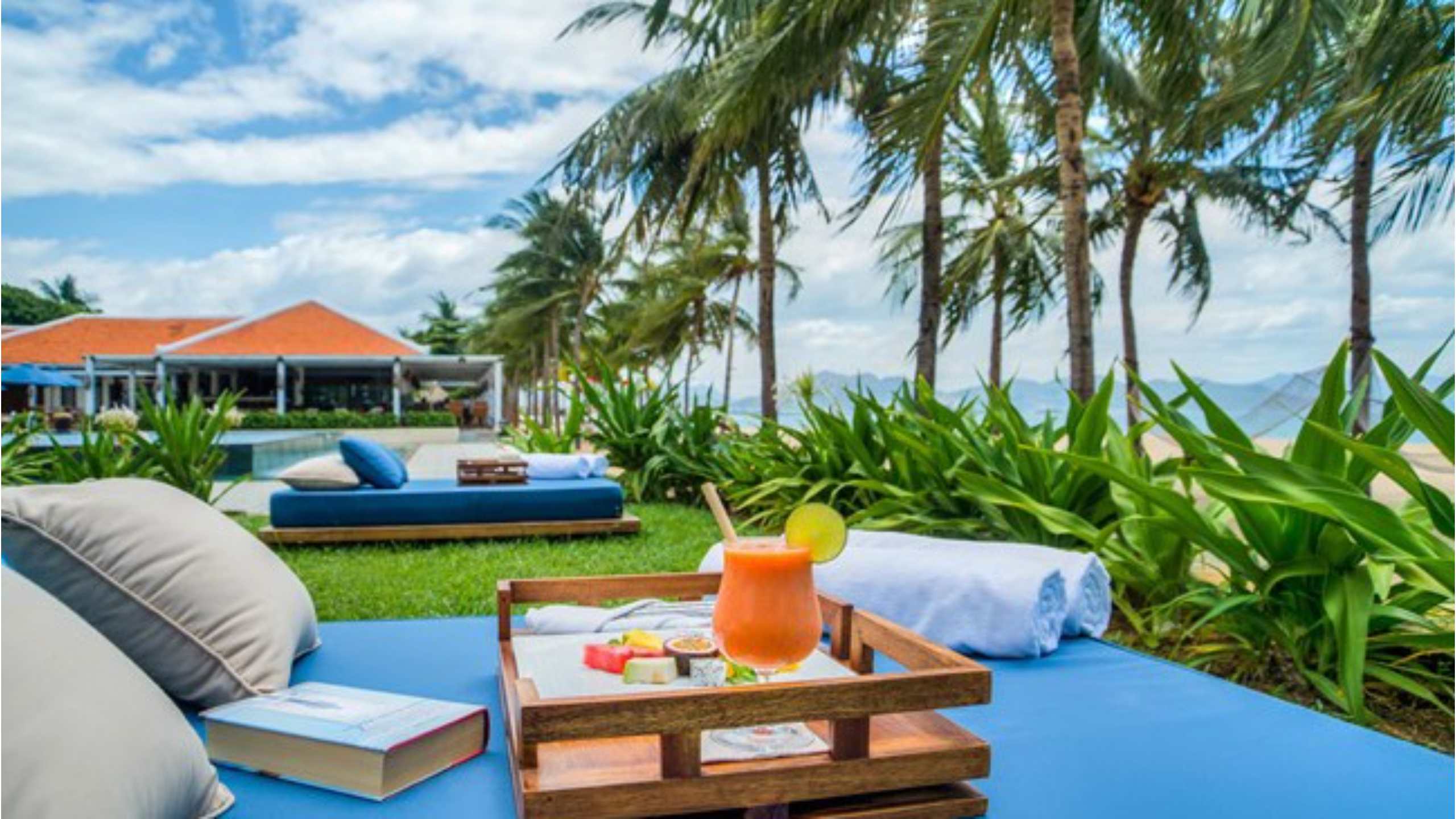 evason-ana-mandara-nha-trang-vietnam-beach-lounge-beds-beachrfont-luxury-resort