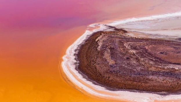 lake-eyre-south-australia-pink-salt-lake-orange-hues