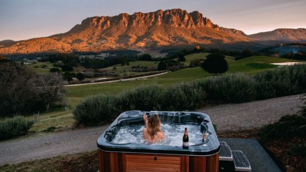 eagles-nest-tasmania-cradle-mountain-australia-outdoor-hotub-view-luxury-accommodation