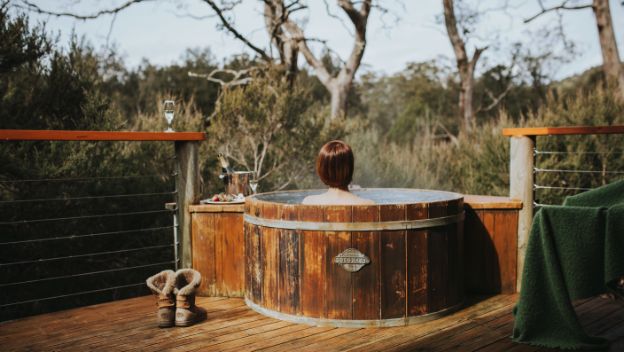cradle-mountain-lodge-tasmania-australia-hot-tub-view