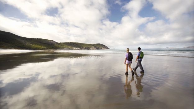 wilsons-promontory-national-park-the-prom-melbourne-australia-hikers-walking-on-squeaky-beach