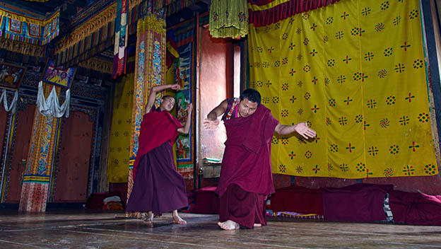 punakha-dzong-monks-dance-practice