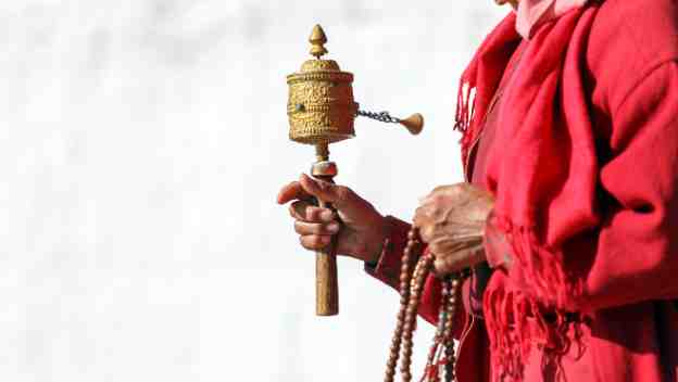 monk-tibetan-prayer-thimpu-bhutan