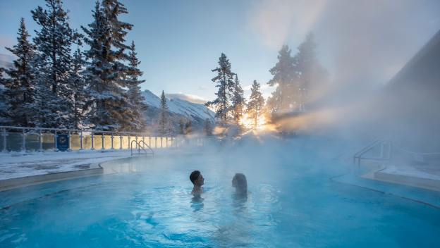 banff-hot-springs-canadian-rockies-canada-couple