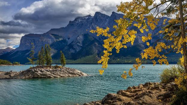 lake-minnewanka-canadian-rockies-banff-canada