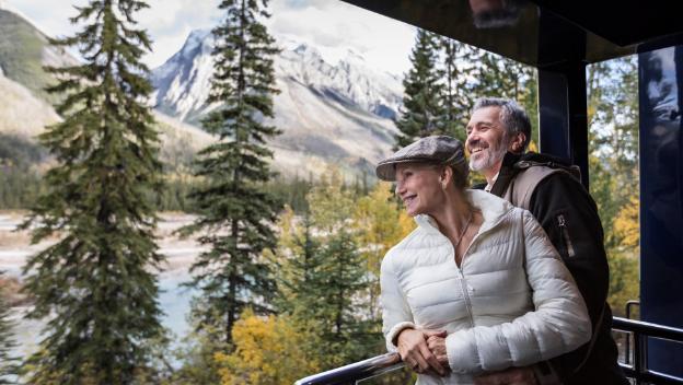rocky-mountaineer-rail-canadian-rockies-goldleaf-service-outdoor-viewing-platform-couple-scenery