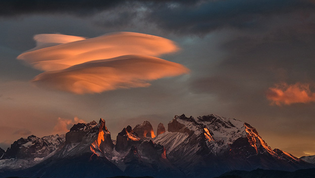 golden-glow-at-cuernos-del-paine