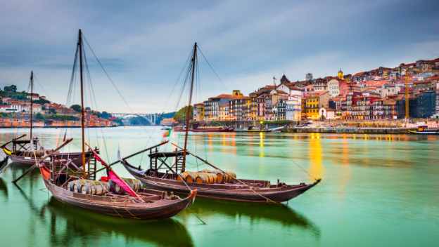 porto-douro-river-tradtional-boats-portugal