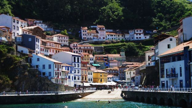 cudillero-small-hill-town-in-front-of-the-ocean-spain