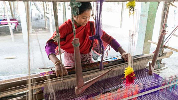 indian-women-weaving