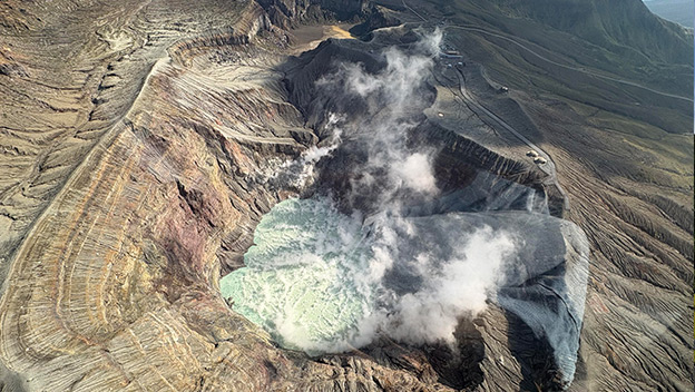 mount-aso-heli-tour-japan