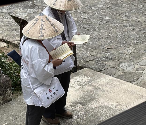 shikoku-henro-pilgrimage-walkers-with-pilgrim-attire
