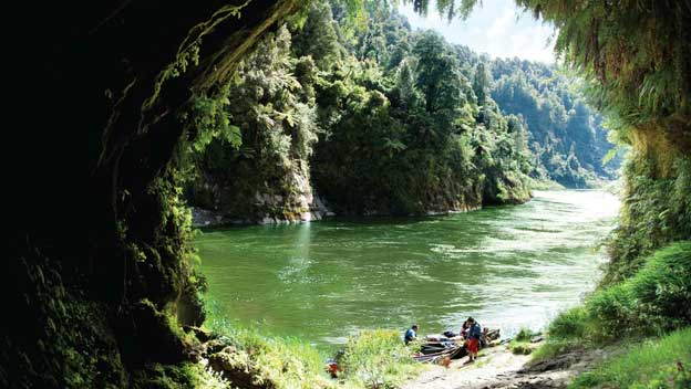 whanganui-river-canoeing-guided-north-island-new-zealand-great-walks-new-zealand