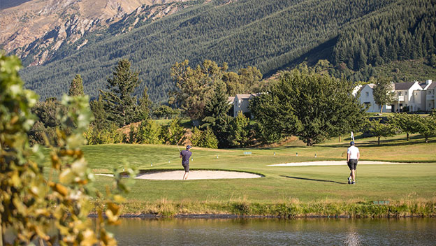 millbrook-queentown-new-zealand-golfing