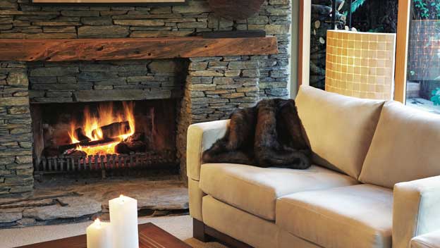 river-birches-lodge-new-zealand-tongariro-lounge-fireplace