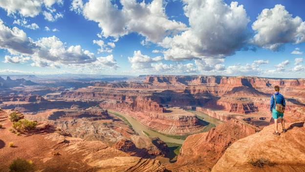 dead-horse-state-park-moab-utah-usa-hiker-view