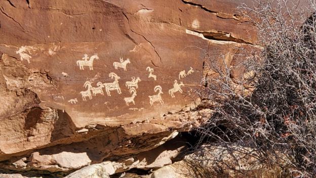 petroglyphs-moab-utah-usa