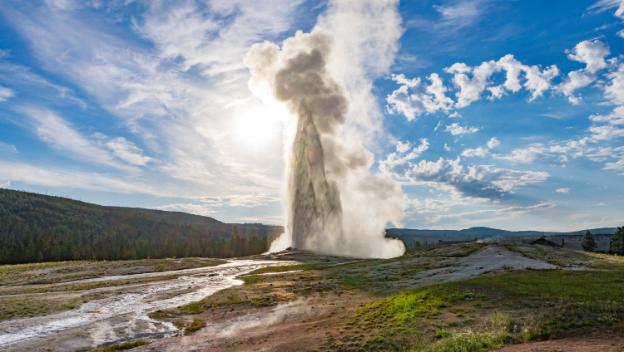 old-faithful-geyser-yellowstone-national-park-usa