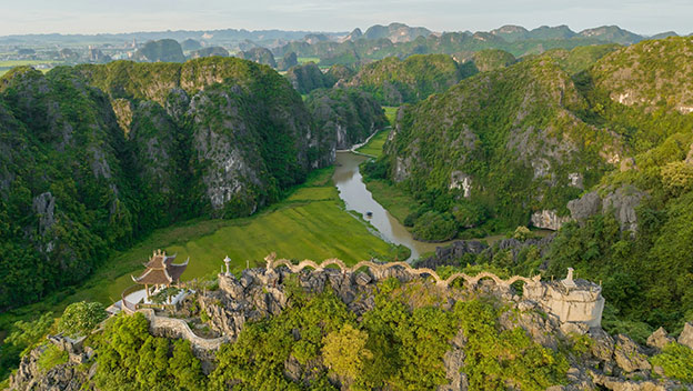 mua-cave-mountain-viewpoint-tam-coc-ninh-binh-vietnam-shutterstock2295671405