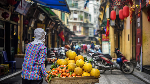 vietnam-hanoi-street-vendor