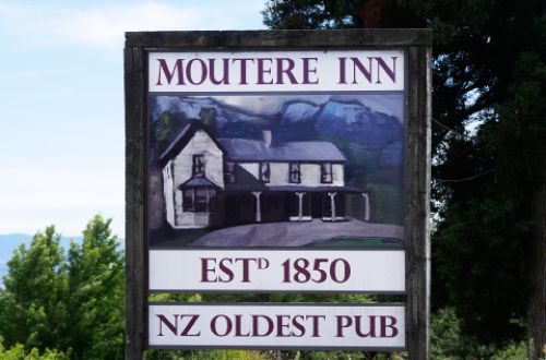 cycling-tour-nelson-new-zealand-Moutere-Inn-Sign-Upper-Moutere