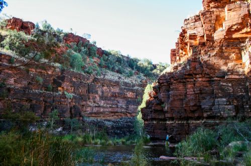 Hiking-and-swimming-karijini-national-park-western-australia