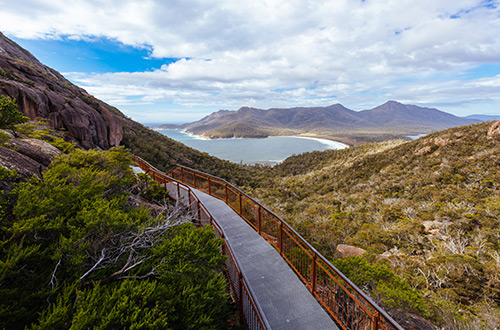 wineglass-bay-lookout-and-walkway-freycinet-tasmania-australia