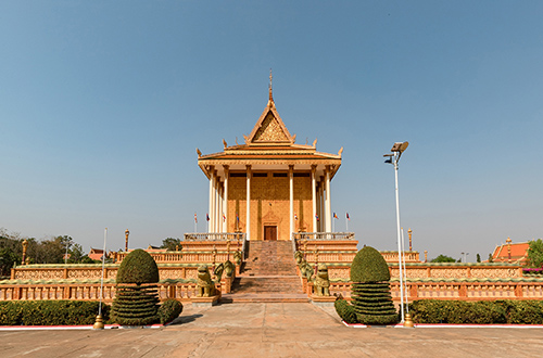 aqua-mekong-discovery-cruise-monasry-cambodia
