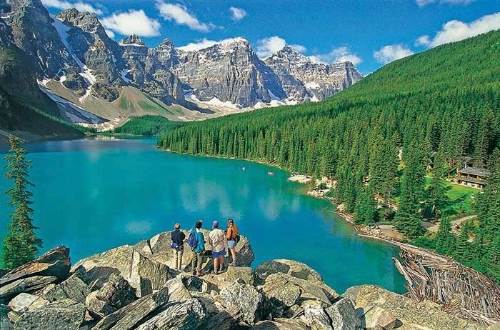 canadian-rockies-hikers-canada-moraine-lake-banff-national-park-canada