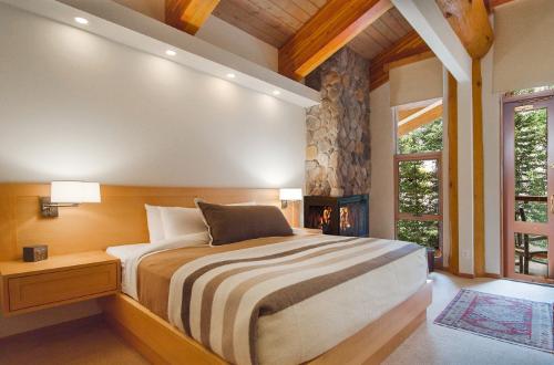 morraine-lake-lodge-room-interior-canadian-rockies-canada