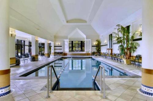 quebec-fairmont-le-manoir-richelieu-hotel-indoor-pool-canada