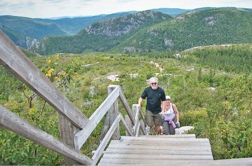 quebec-walk-hikers-hill-canada