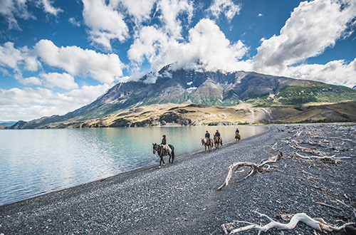 horseback-riding-at-nordenskjold-lake-patagonia-chile
