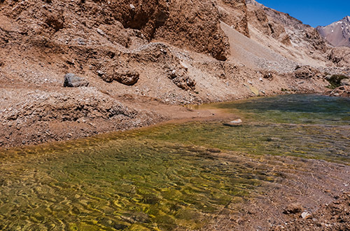 landscape-termas-valle-de-colina-cajon-del-maipo-chile-shutterstock1302264937