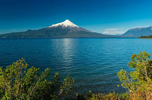 osorno-volcano-lake-llanquihue-los-lagos-chiles-shutterstock1702810903