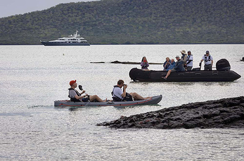 galapagos-ecuador-guests-paddling