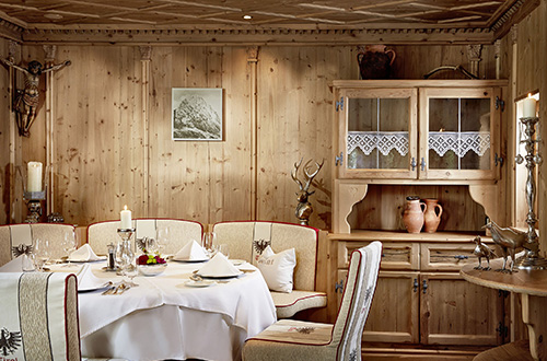 hotel-jagdhof-neustift-im-stubaital-austria-dining-room-area