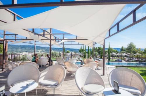 coquillade-provence-resort-spa-france-outdoor-dining