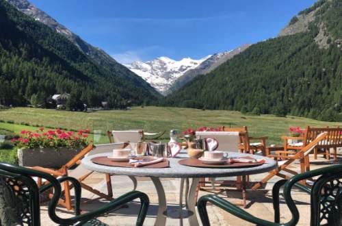 italy-gran-paradiso-matternhorn-luxury-walk-bellevue-hotel-terrace-dining