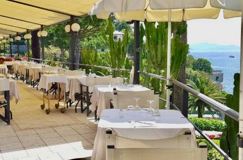 hotel-continental-dining-outdoor-terrace-oceanfront-amalfi-coast-italy