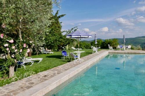 villa-le-barone-hotel-pool-tuscany-italy