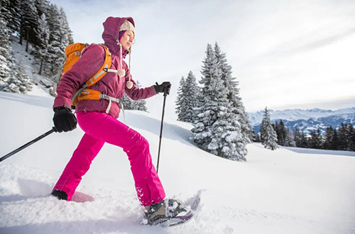 women-snowshoeing